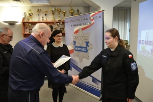 uczennica odbiera akt nominacyjny z rąk komendanta