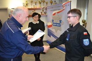 uczeń odbiera akt nominacyjny z rąk komendanta