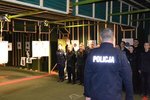 uczniowie na strzelnicy