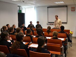 technik kryminalistyki opowiada uczniom o swojej służbie