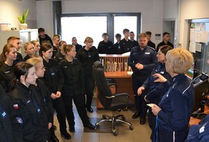 uczniowie w pomieszczeniu stanowiska kierowania