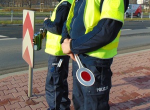 KPP Oświęcim policjanci podczas kontroli stoją przy wysepce