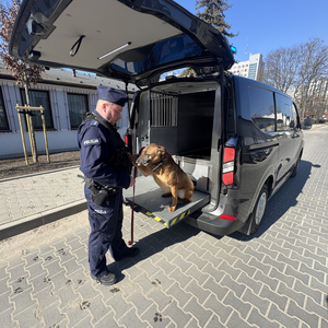 Przewodnik psa służbowego przy nowo zakupiony pojazd służbowy.
