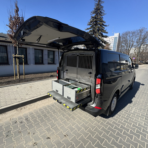 Przewodnik psa służbowego przy nowo zakupiony pojazd służbowy.