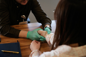 Fizjoterapeuta i kobieta w trakcie diagnozowania