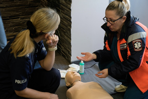 Policjanta i Ratowniczka rozmawiają w trakcie spotkania
