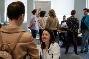 Położna rozmawia z uczestniczką Dnia Kobiet