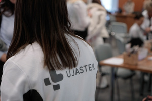 Położna Szpitalu Ujastek na stanowisku profilaktycznym