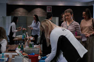 Spotkanie na stanowisku medycznym w trakcie Dnia Kobiet