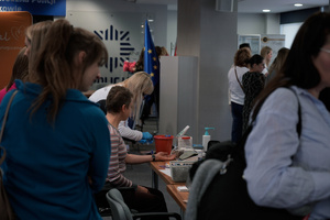 Stanowisko medyczne wraz z uczestniczkami czekającymi w kolejce do zabiegu