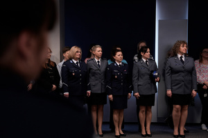 Umundurowane policjantki w trakcie uroczystości