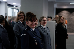 Policjantka w czasie uroczystości Dnia Kobiet
