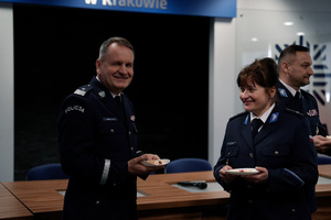 Komendant Bednarek wraz z policjantką