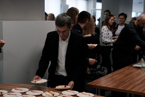 Mężczyzna niosący torty