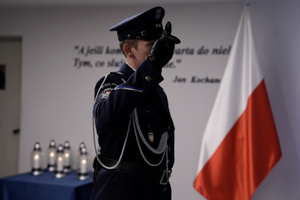 Policjant oddający honor w trakcie ceremonii