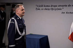 Komendant Wojewódzki w Krakowie w trakcie ceremonii upamiętniającej poległych policjantów
