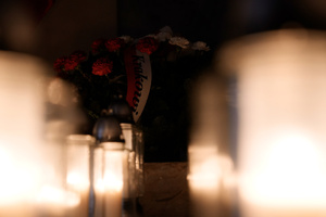 Zapalone znicze wraz z wiązanką KWP Kraków