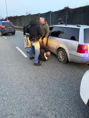 Zatrzymanie mężczyzny w samochodzie przez nieumundurowanych policjantów