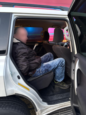 Zatrzymany mężczyzna w nieoznakowanym radiowozie