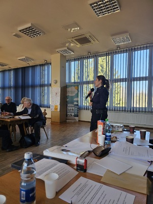 Policjantka prowadzaca prelekcje