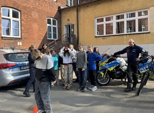 zajęcia z policjantami drogówki na świeżym powietrzu