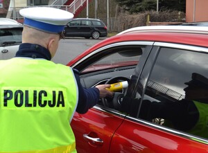 Policjant badający trzeźwość kierującego pojazdem