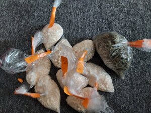 zabezpieczone narkotyki w woreczkach foliowych