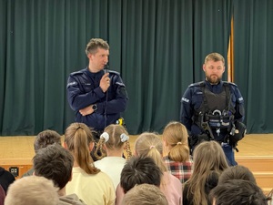 przemiawiający dzielnicowi do dzieci.