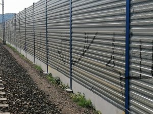 ekrany dzwiękochłonne przy torach kolejowych wymalowane sprayem