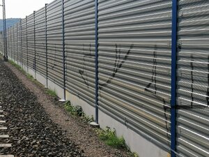ekrany dzwiękochłonne przy torach kolejowych wymalowane sprayem