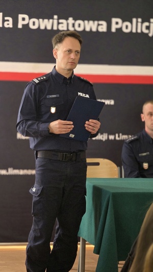 komendant powiatowy policji w limanowej przemawiająy do uczniów