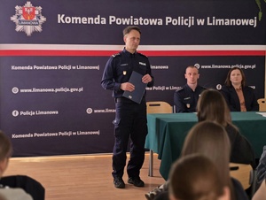 komendant powiatowy policji w limanowej przemawiająy do uczniów2