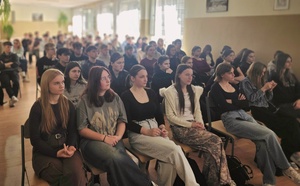 uczniowie uczestniczący w spotkaniu z komendantem