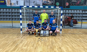 Drużyna bocheńskich policjantów z pucharem i pamiątkowym zdjęciem w ramce