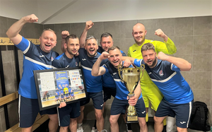 Drużyna złożona z bocheńskich policjantów. Zawodnicy trzymają puchar oraz pamiątkowe zdjęcie