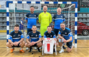 Drużyna złożona z bocheńskich policjantów z wylicytywaną koszulką kolarską