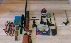 Cztery pistolety, amunicja i broń długa
