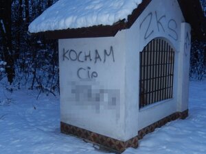 uszkodzone kapliczki