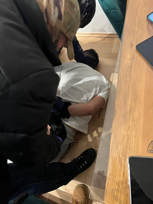 policjanci i zatrzymany oszust