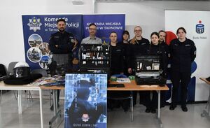klasy mundurowe przy stoisku KMP Tarnów