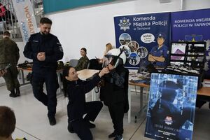 Policjanci KMP Tarnów promujący zawód policjanta