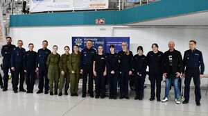 policjanci z uczniami klas mundurowych