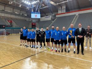 reprezentacja KMP Tarnów podczas wręczania pucharu