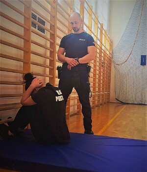 policjant nadzorujący testy sprawnościowe