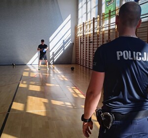 policjant nadzorujący testy sprawnościowe