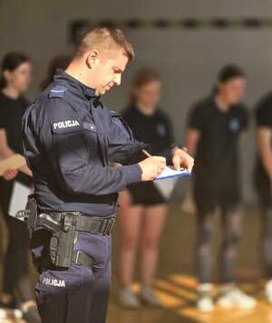 policyjny instruktor podczas testów