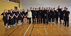 wspólne zdjęcie komendant z uczniami