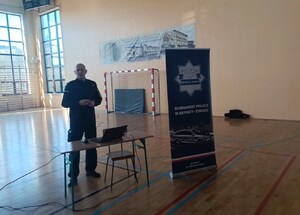 Komendant Komisariatu w Krynicy-Zdroju podczas prelekcji