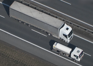 Zdjęcie wyprzedzającego pojazdu ciężarowego