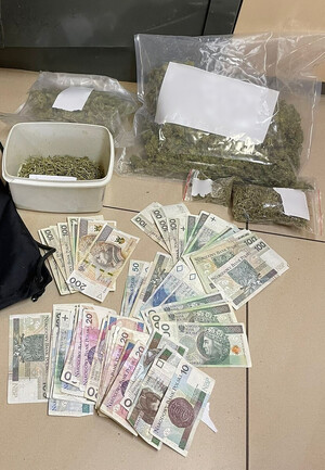 zabezpieczony susz roślinny w workach foliowych oraz gotówka_